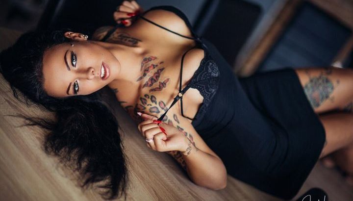 Tattoo-Schönheit - Janine Mama aus Berlin
